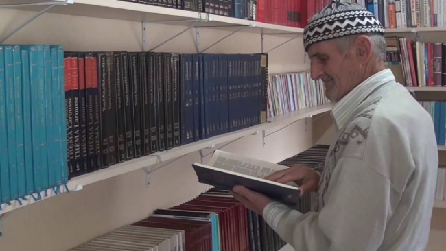 Kurduğu kütüphanede sobanın dumanı hala tütüyor